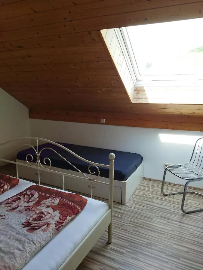 Aussergewoehnliche Atelierferienwohnung Mit Balkon An Der Donau Winzer Apartment
