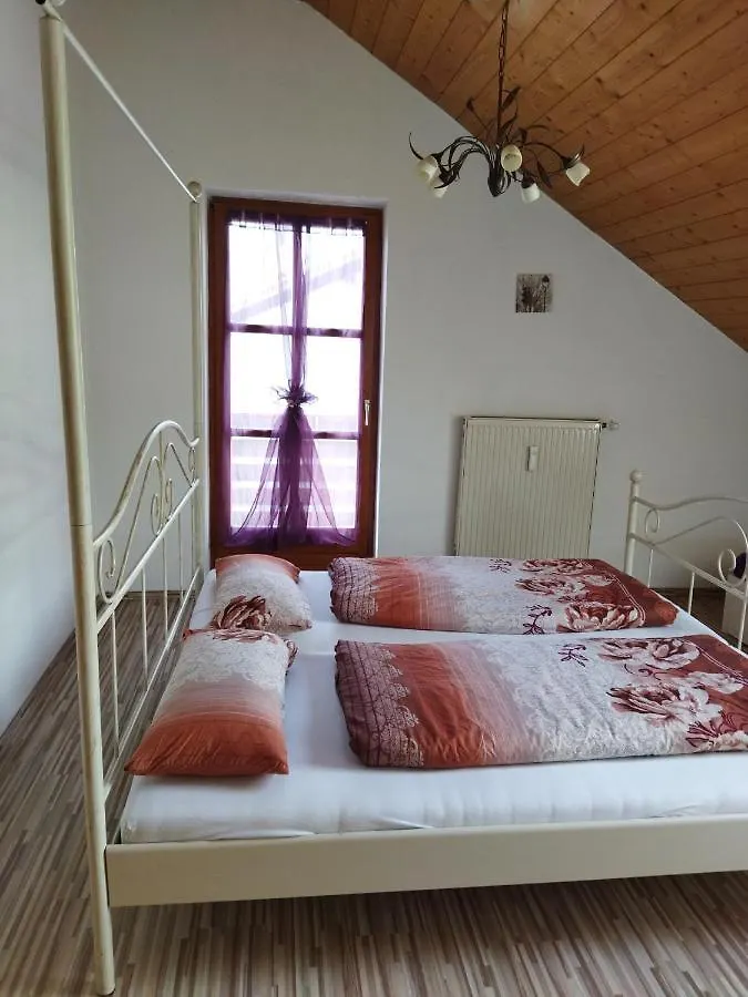 Aussergewoehnliche Atelierferienwohnung Mit Balkon An Der Donau Winzer Apartment