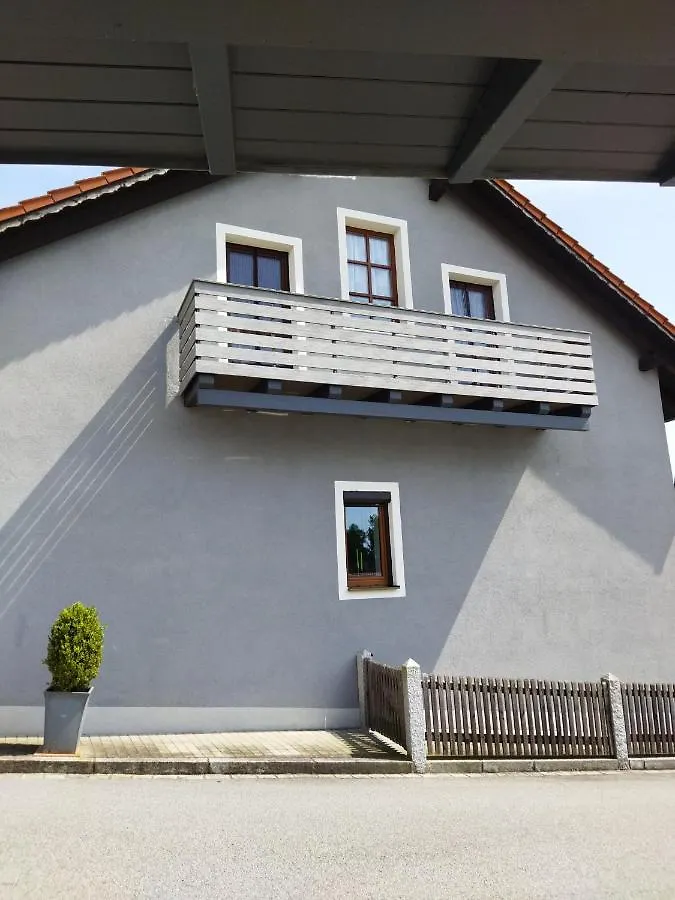 Apartment Aussergewoehnliche Atelierferienwohnung Mit Balkon An Der Donau Winzer
